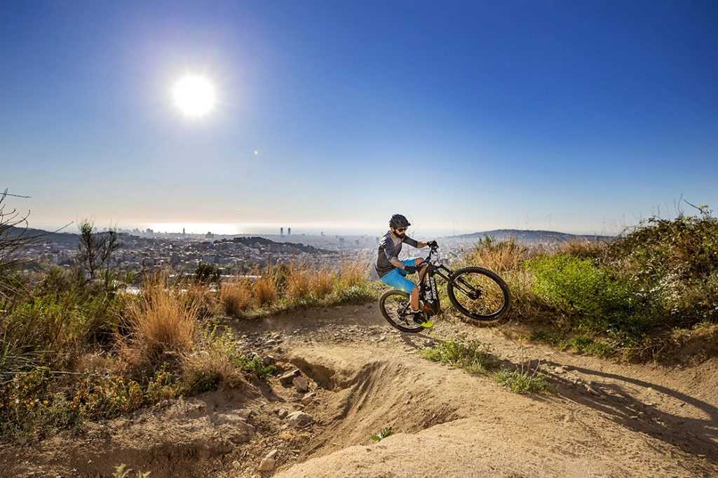 Specialized Turbo Levo Comp Carbon en subida y levantando rueda