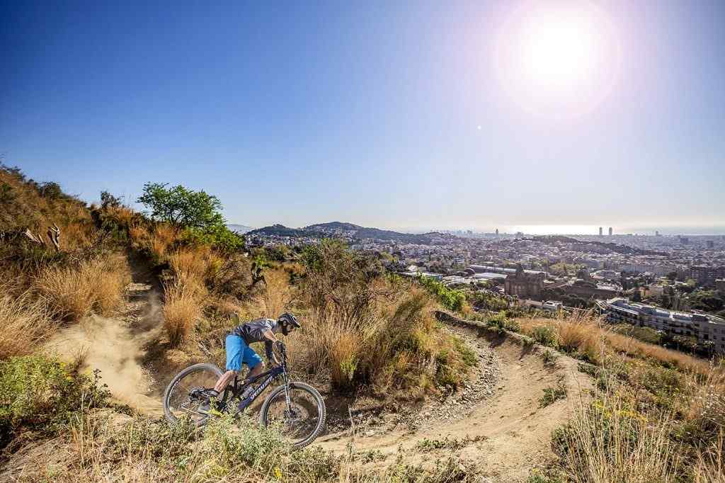 Rider bajando y disfrutando con la Specialized Turbo Levo Comp Carbon