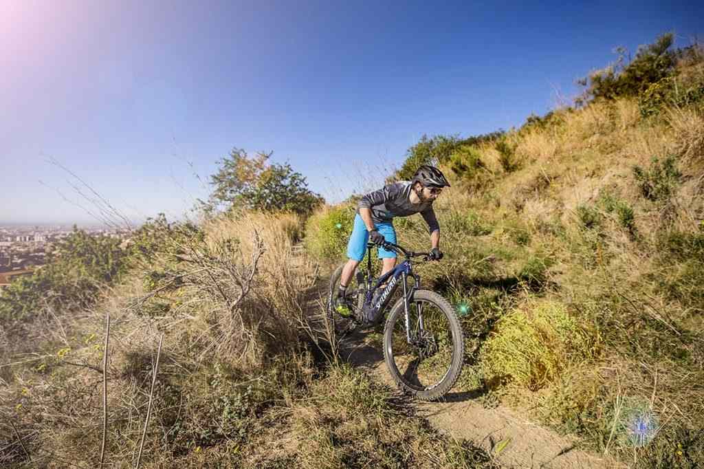 Rider maniobrando en un sendero