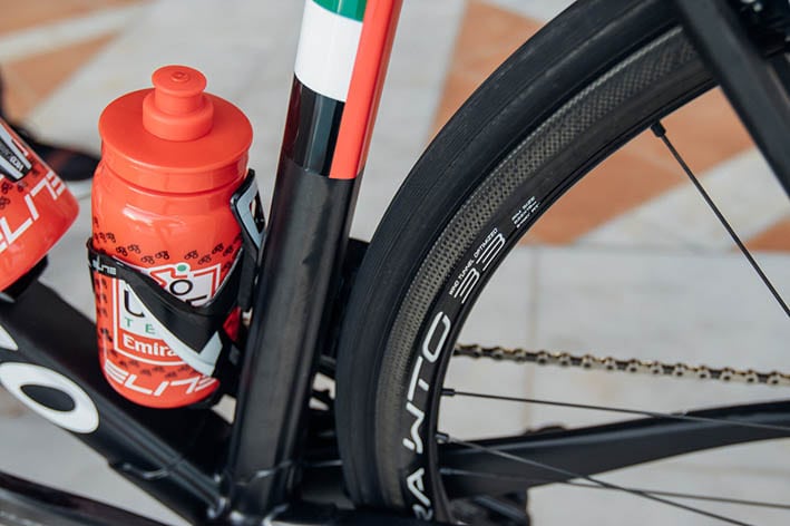 Detalle de la rueda en una bici del UAE Team Emirates, que las usará en competición