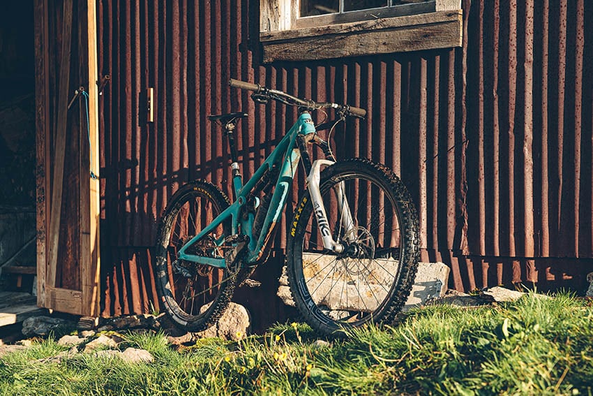 La Yeti de Joey Schusler, con frenos SRAM G2 y horquilla RockShox Pike