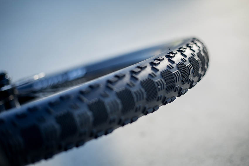 Kate Courtney usa unas cubiertas Maxxis Recon Race en 2.4" de anchura