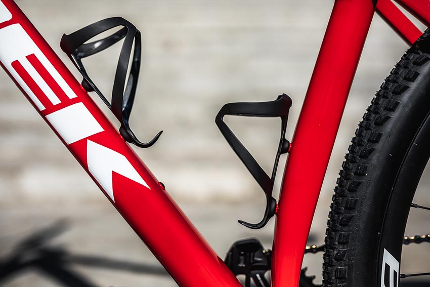 En las 6 tallas en las que está disponible, la Trek Procaliber 2021 admite dos portabidones