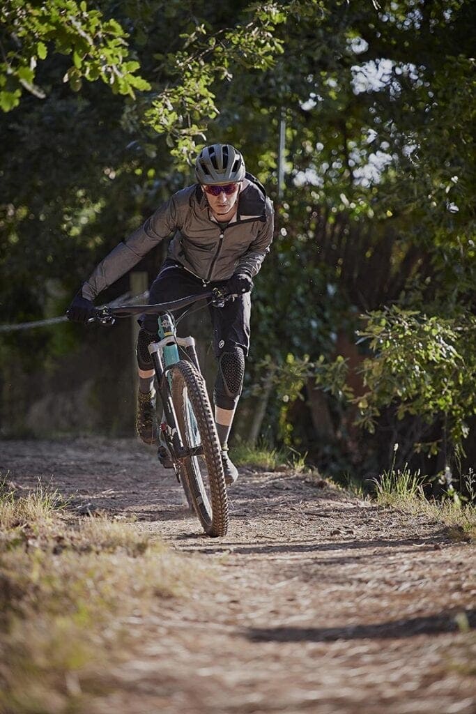 Una de las particularidades de la chaqueta ASSOS Trail Steinbeisser Rain es su ajuste Trail