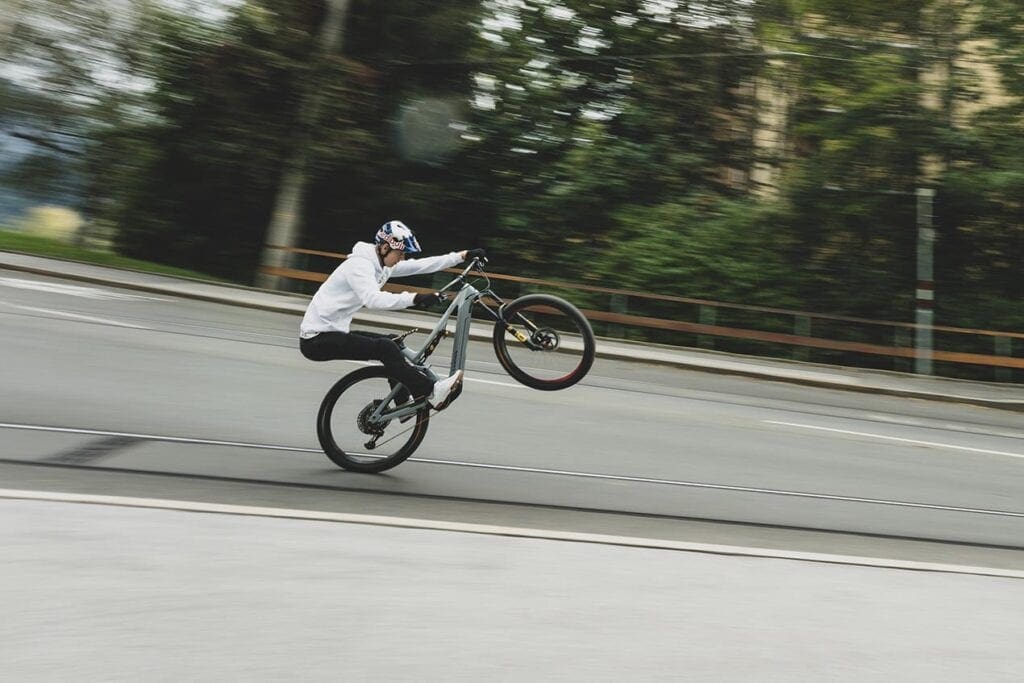 Fabio Wibmer en acción con el Öhlins TTX1 Air