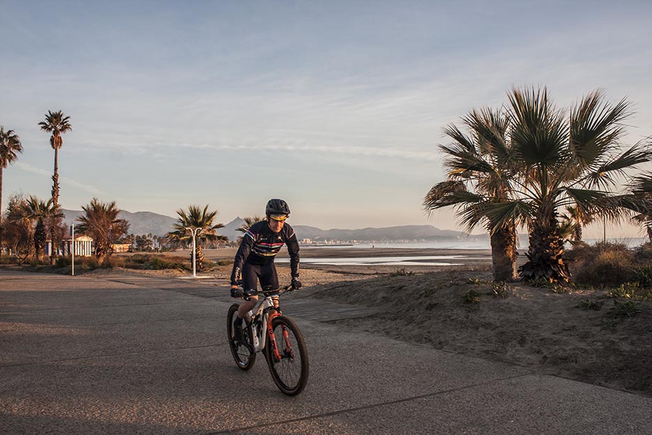 Los atardeceres por el Paseo Marítimo de Castellón son ideales para relajarse