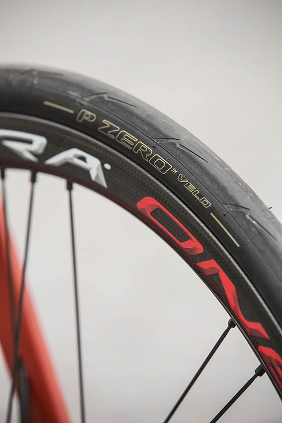 El dibujo de la banda de rodadura de las Pirelli P Zero Velo está inspirado en uno de sus modelos de moto