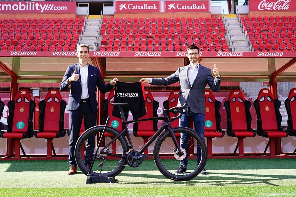 Alfonso Díaz y Alberto Crespo promocionando el acuerdo entre Specialized y el RCD Mallorca