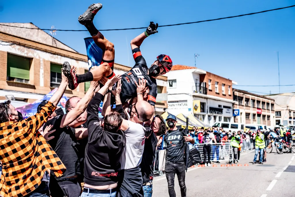 Carlos Coloma, manteado durante su despedida en Arnedo