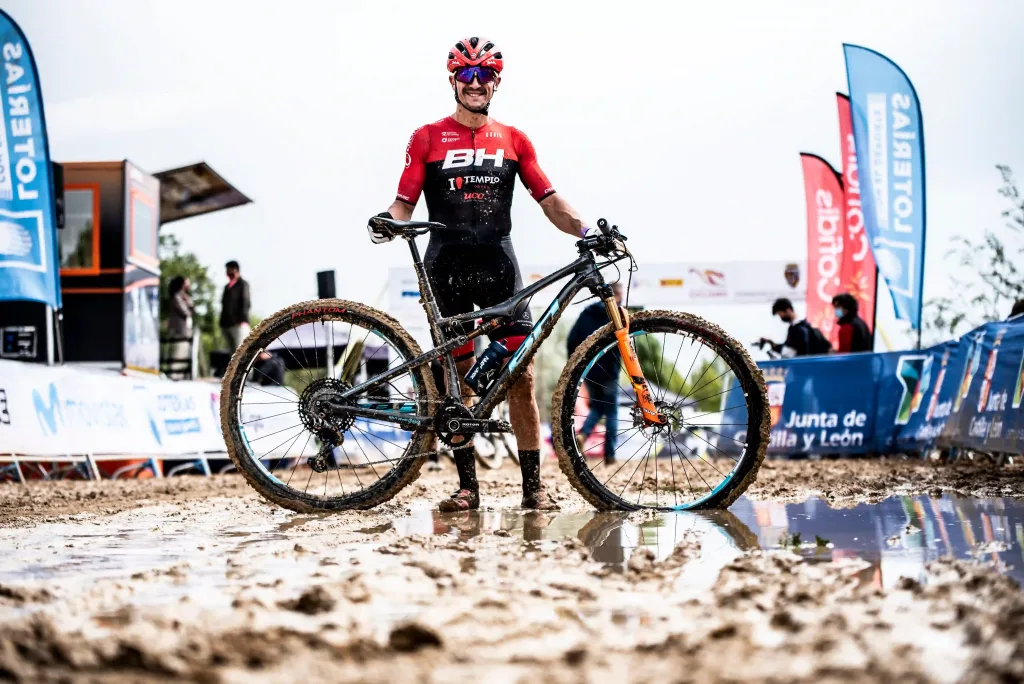 El corredor riojano junto a su BH Lynx Race EVO