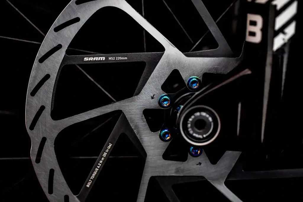 Los SRAM HS2 son de acero y cuentan con 12 aletas, 6 de color metálico y 6 de color negro