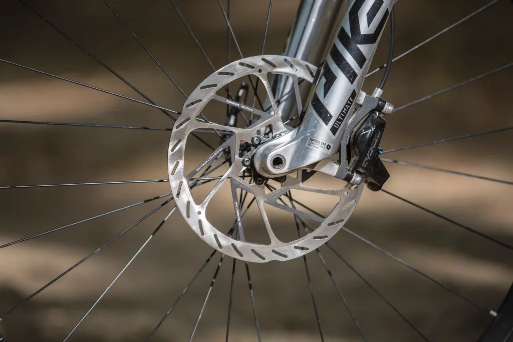 Probamos los discos SRAM HS2 con unos potentes frenos SRAM Code RSC