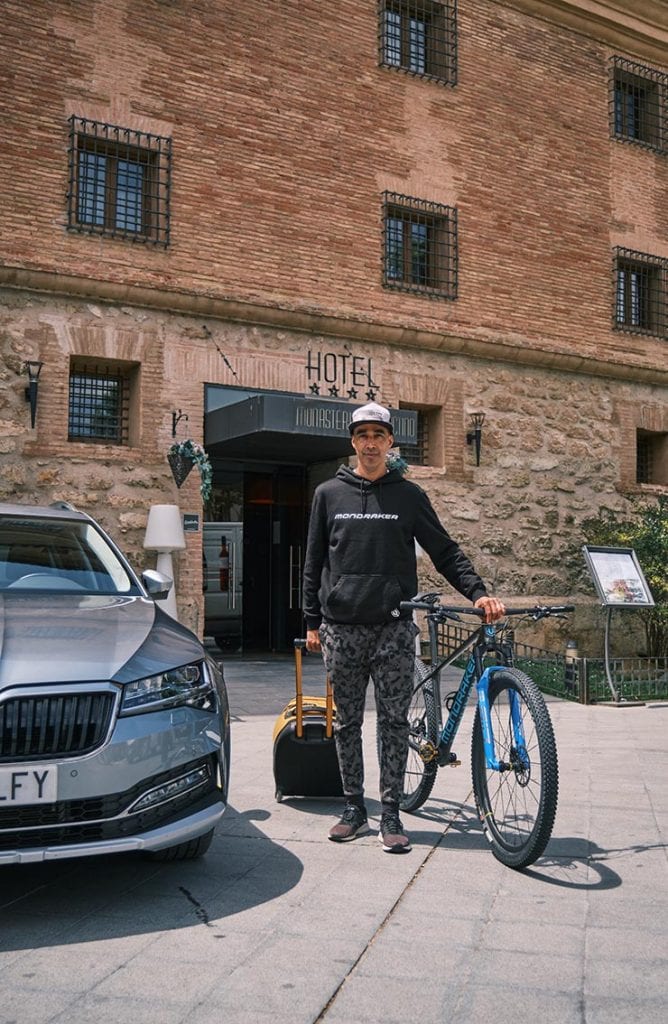 Tomi Misser en la puerta del Hotel Monasterio Benedictino de Calatayud