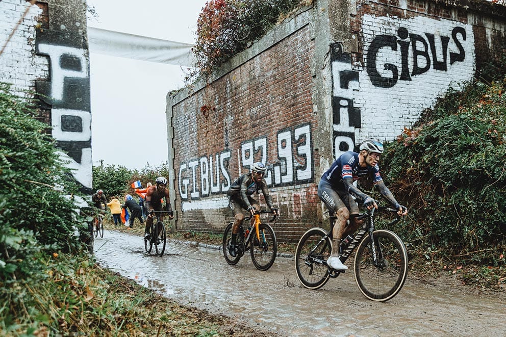 Sonny Colbrelli, a rueda de Mathieu van der Poel