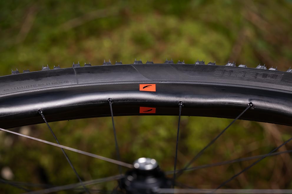 El perfil asimétrico NipForce de las Fulcrum Red Zone Carbon es muy llamativo