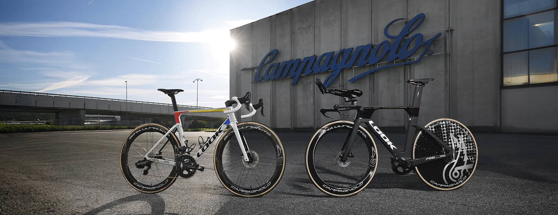 Dos bicicletas LOOK del equipo Cofidis frente a la sede de "Campagnolo".