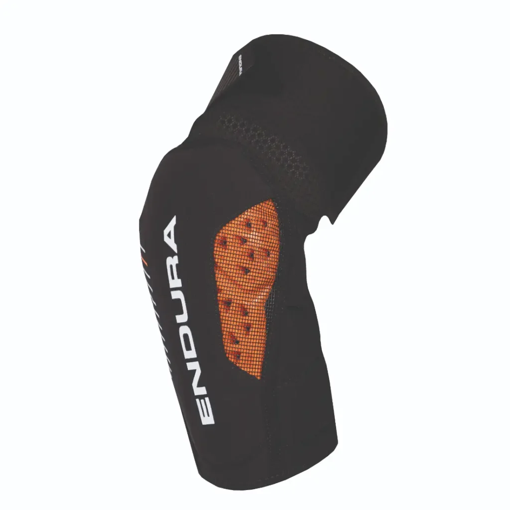 La rodillera negra y naranja, adornada con "Endura" en el lateral, presume de estilo y funcionalidad. Este equipo esencial, que cuenta con malla y acolchado protector, es perfecto para cualquiera que busque protección de primer nivel.