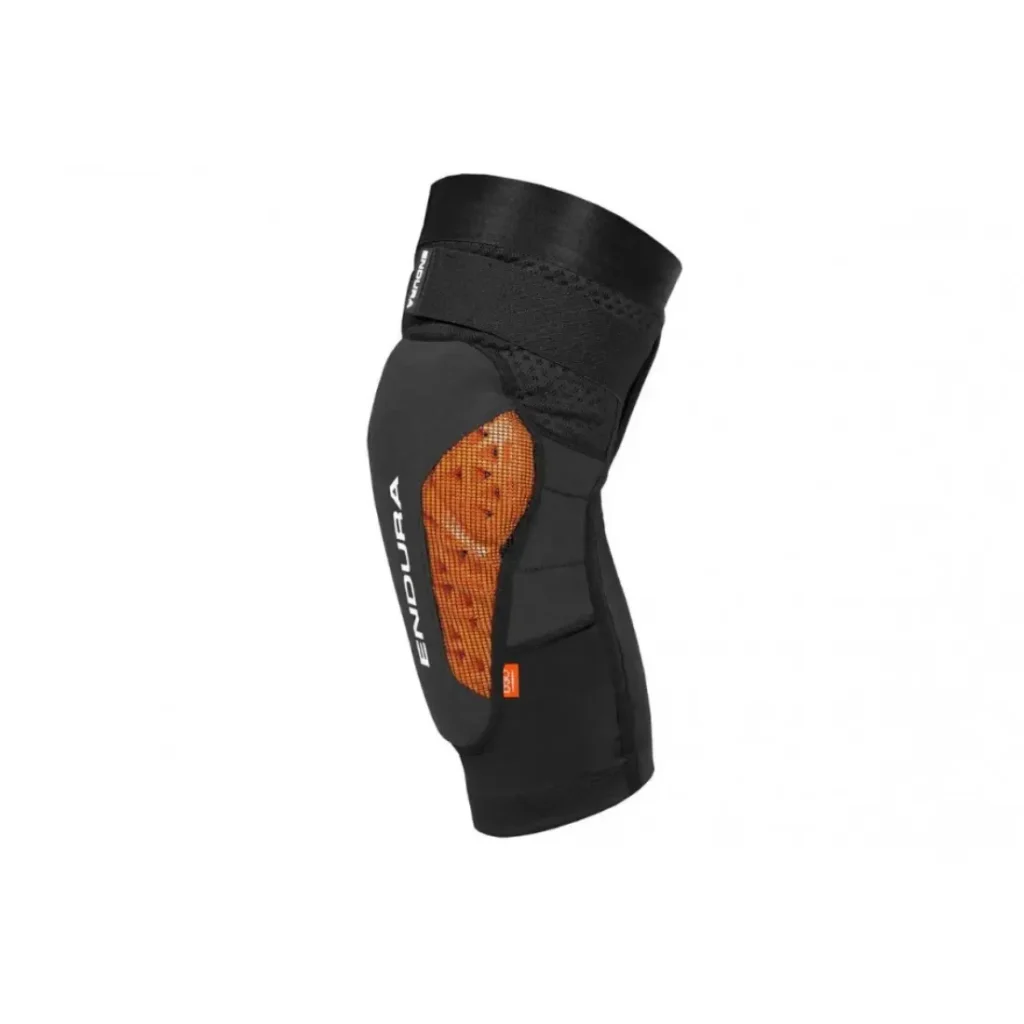 Rodillera de color negro y naranja con la marca "Protecciones Endura" en el lateral, diseñada para deportes o actividades al aire libre.