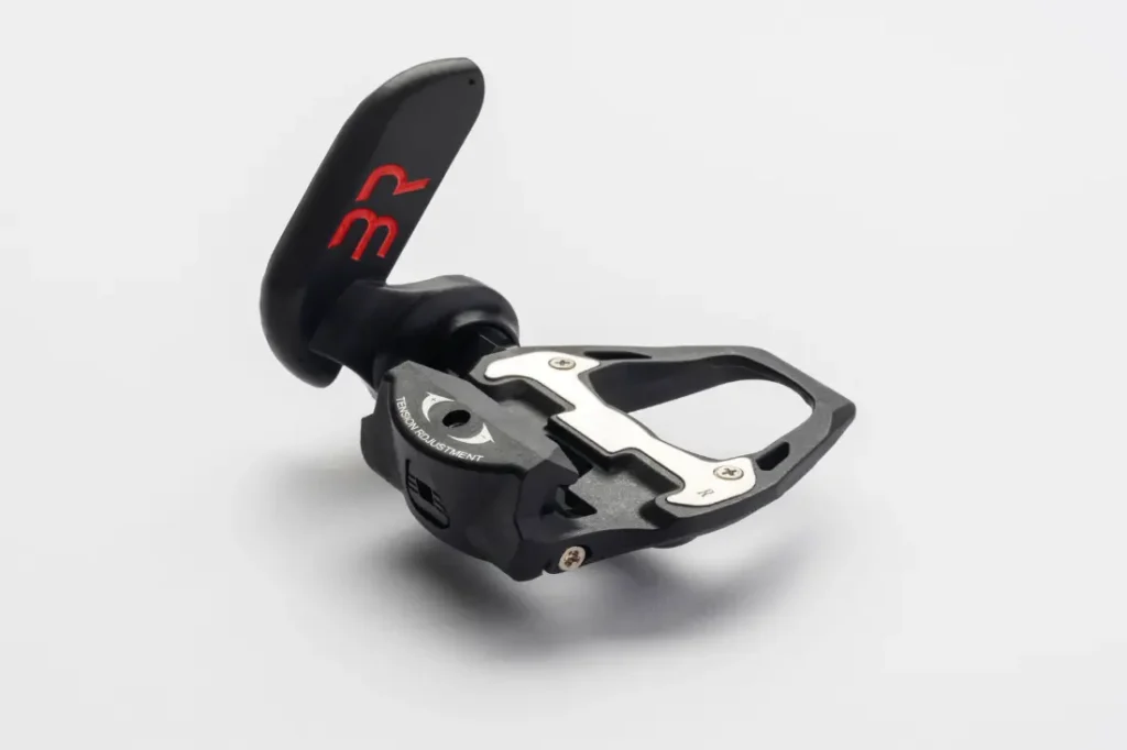 Primer plano de un pedal de bicicleta negro y plateado con un logotipo rojo sobre fondo blanco, con tecnología avanzada de potenciómetro de Body Rocket.