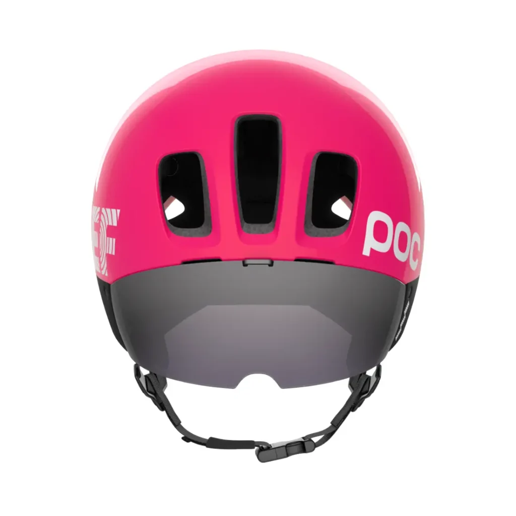 Vista frontal de un casco de ciclismo POC Procen Air EF Pro de color rosa brillante con ranuras de ventilación negras, visera integrada y correa de barbilla ajustable negra. El logotipo de la marca se ve elegantemente en el lateral.
