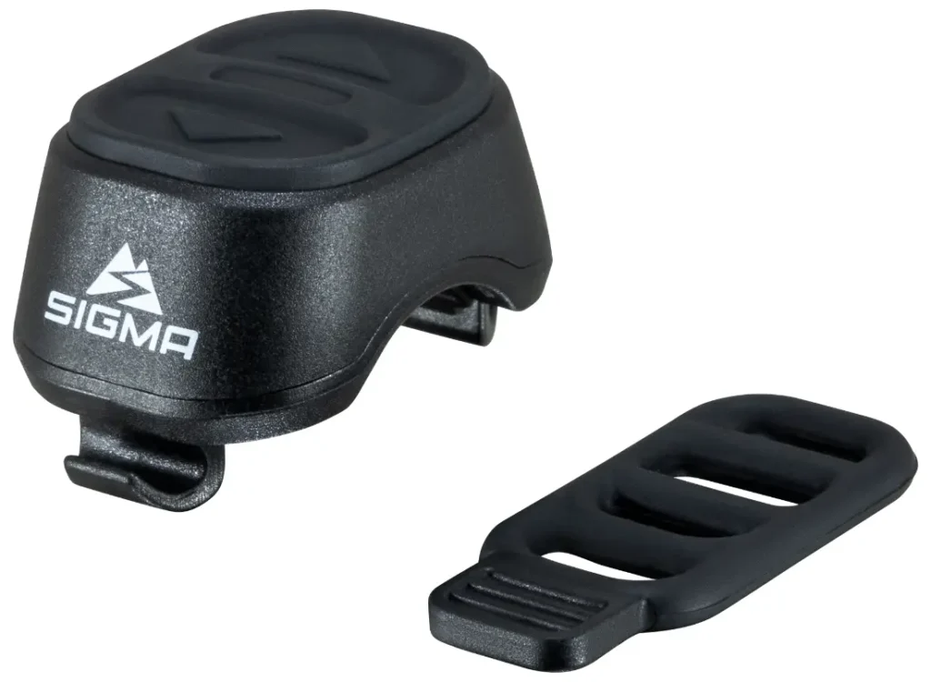 El elegante sensor de bicicleta Sigma EOX VIEW 700 negro y su soporte de goma a juego se muestran con elegancia sobre un fondo blanco impecable.