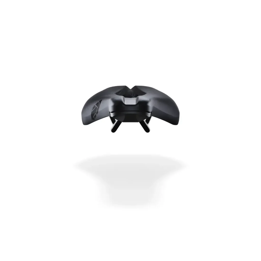 Un controlador de juego negro se encuentra sobre un fondo blanco, sus dos agarres se presentan de manera muy similar al diseño de precisión del Sillín PRO Stealth Offroad Performance.