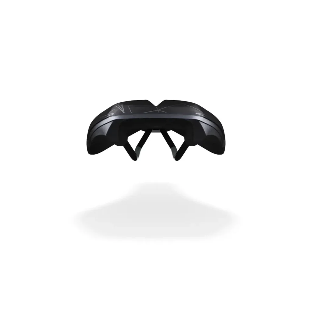 Un elegante casco de bicicleta negro con un diseño moderno se exhibe junto al Sillín PRO Stealth Offroad Performance, ambos sobre un fondo blanco liso.