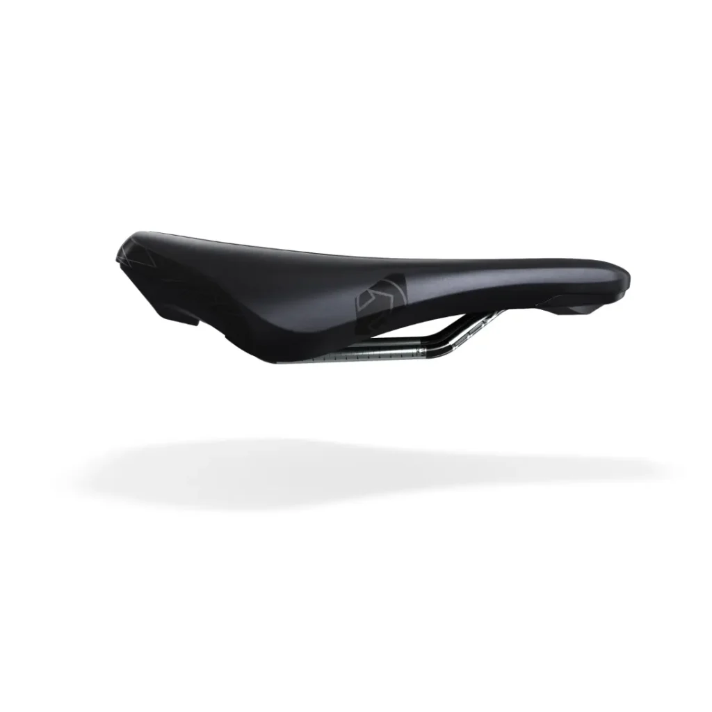 Sillín PRO Stealth Offroad Performance: Sillín de bicicleta de color negro con un diseño elegante y aerodinámico sobre fondo blanco.