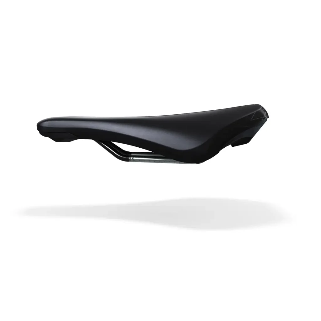 La imagen muestra el Sillín PRO Stealth Offroad Performance, un elegante sillín de bicicleta negro con un diseño aerodinámico y rieles de montaje visibles.