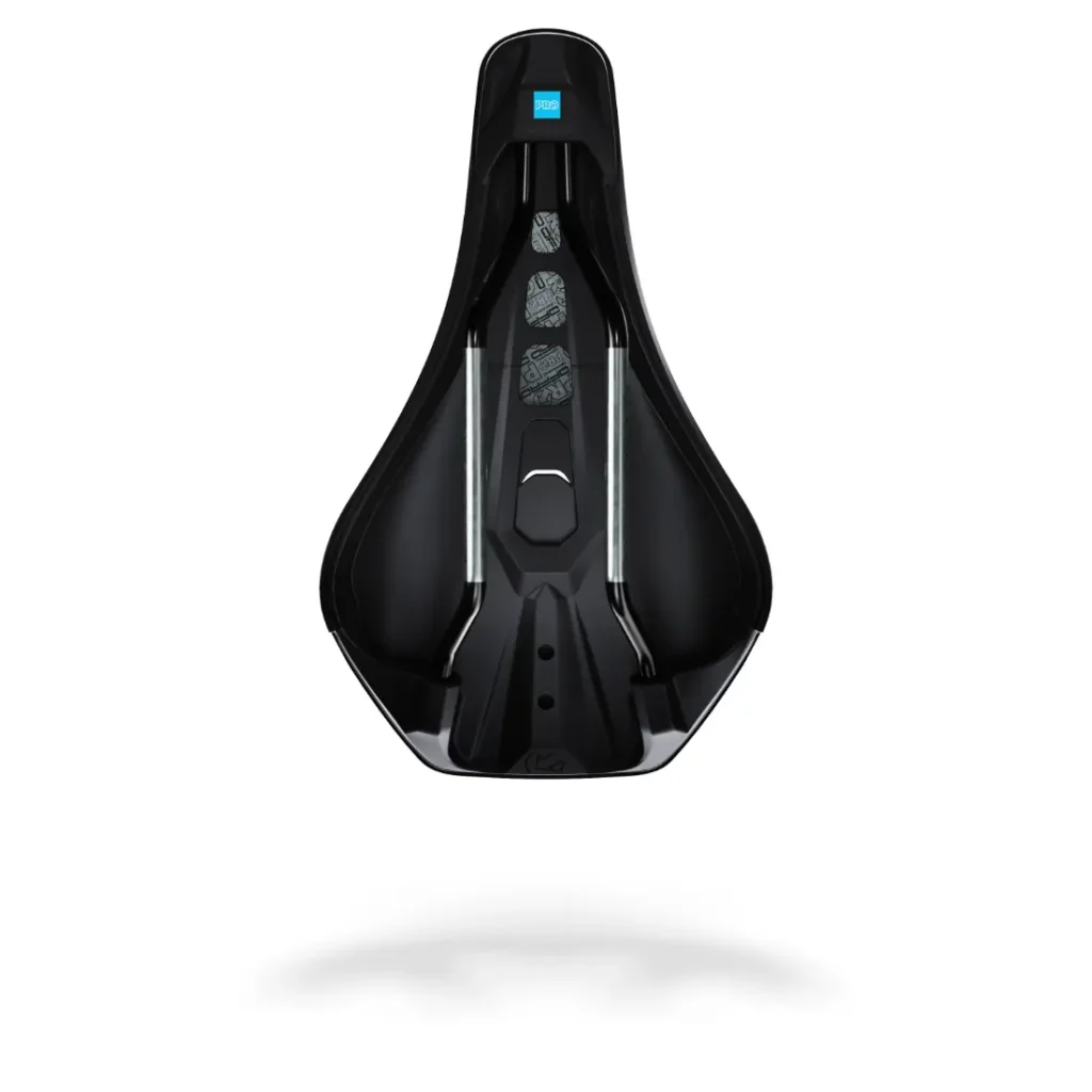 Sillín de bicicleta Sillín PRO Stealth Offroad Performance de color negro con diseño ergonómico, presenta un corte central y detalles reflectantes.