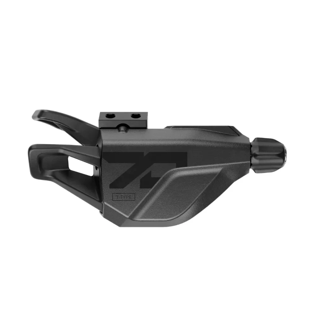 Una palanca de cambios SRAM Eagle 70 negra, con empuñadura texturizada y un soporte de montaje resistente, se muestra sobre un fondo blanco.