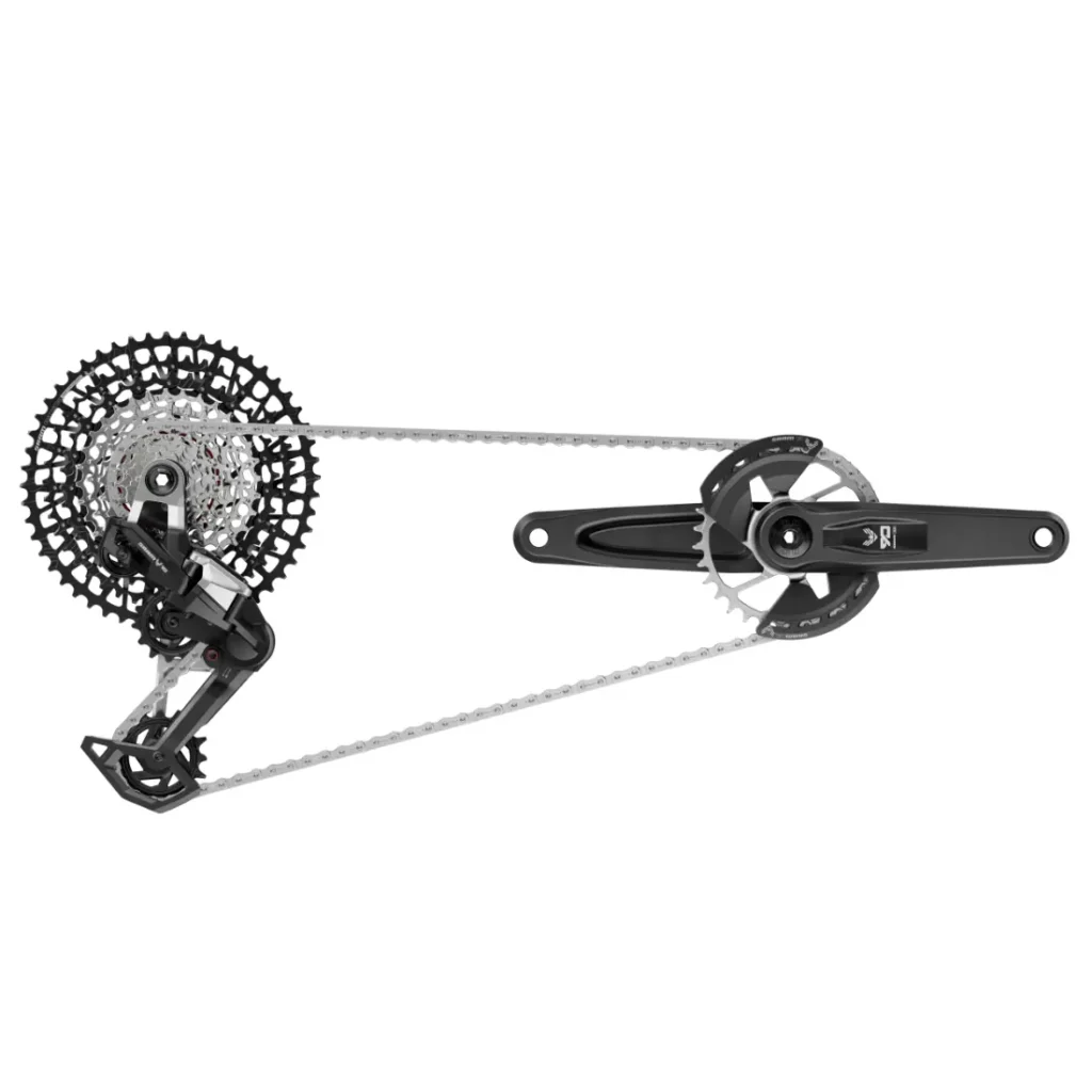 Los componentes de transmisión de bicicleta SRAM Eagle, que incluyen un elegante desviador trasero, cassette, cadena y juego de bielas sobre un fondo blanco, muestran la precisión del cambio mecánico en esta revisión de expertos.