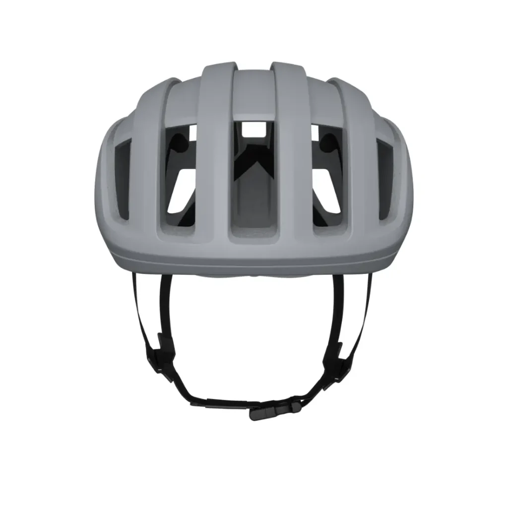 El casco de bicicleta gris POC Cytal presume de un diseño elegante y aerodinámico, perfecto para los amantes de los cascos de carretera. Cuenta con múltiples ventilaciones para un flujo de aire óptimo y una correa de barbilla negra ajustable para garantizar la comodidad durante tus viajes.