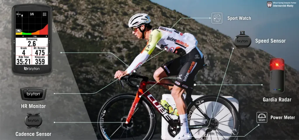 Un ciclista en una bicicleta de carretera, equipado con el Bryton Rider S810, reloj deportivo, pulsómetro, sensor de cadencia, medidor de potencia, sensor de velocidad y radar. El fondo muestra un impresionante terreno montañoso.