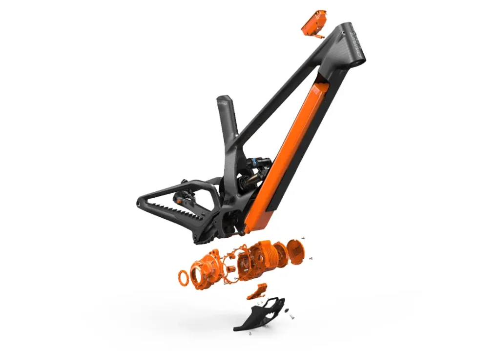 Vista ampliada del cuadro de bicicleta naranja y negro UNNO MITH, que muestra componentes y piezas separados sobre un fondo blanco.