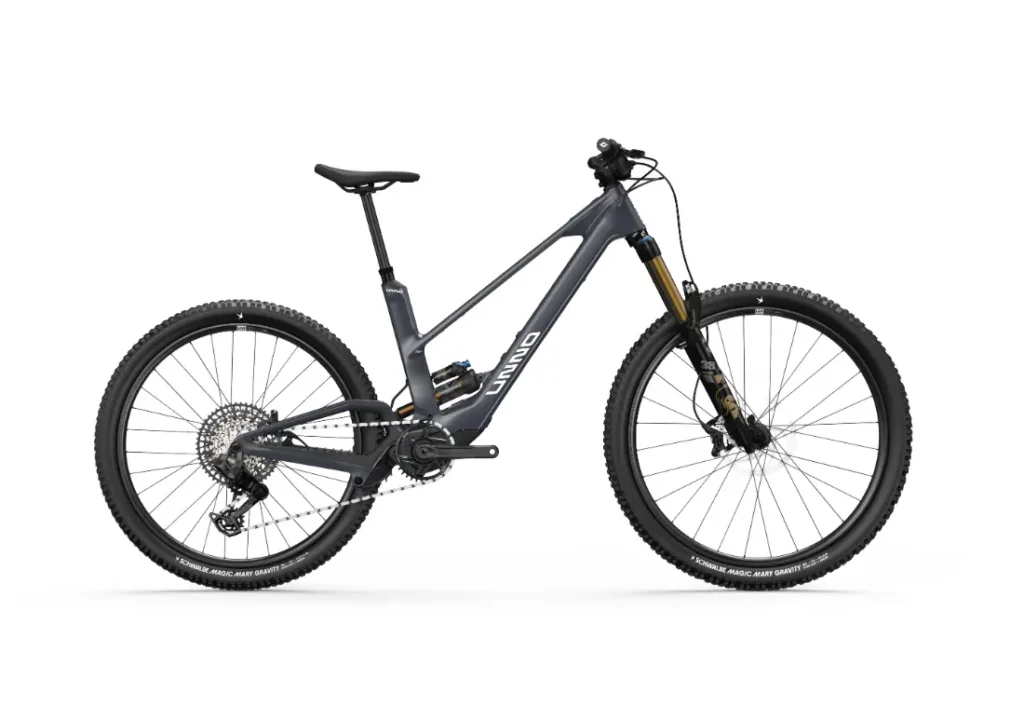 La bicicleta de montaña negra UNNO MITH cuenta con un cuadro de suspensión total, ruedas de 29 pulgadas y frenos de disco, mostrados en vista lateral sobre un fondo blanco impecable.