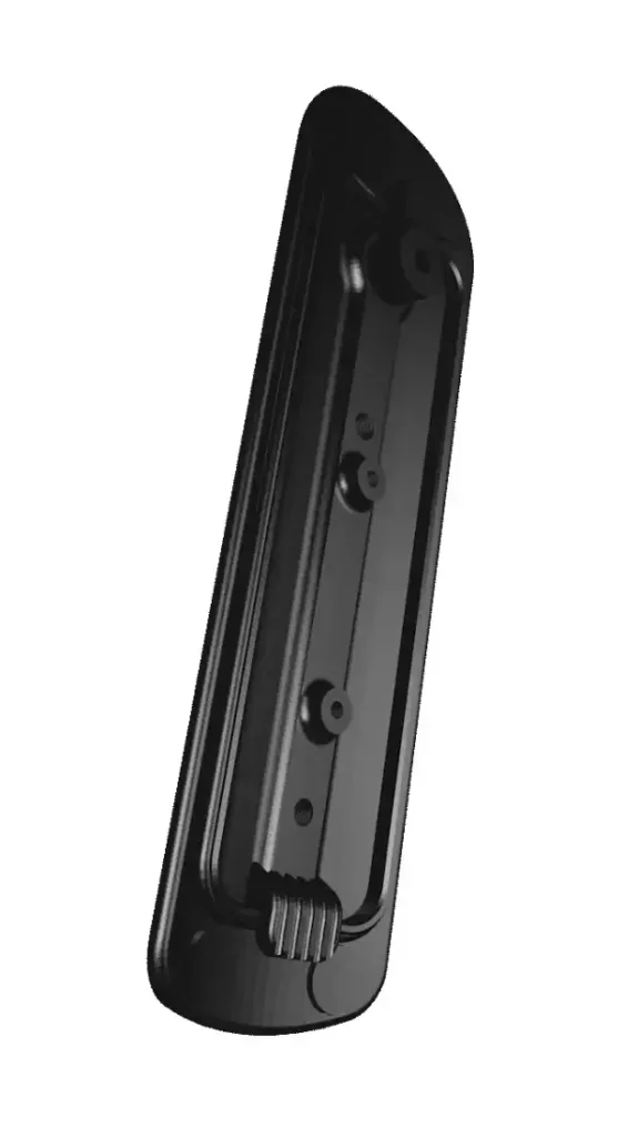 Soporte de montaje en pared de plástico negro con tres orificios para tornillos, visto en ángulo sobre un fondo blanco, perfecto para la configuración de MMR Kenta y la evolución total en organización.