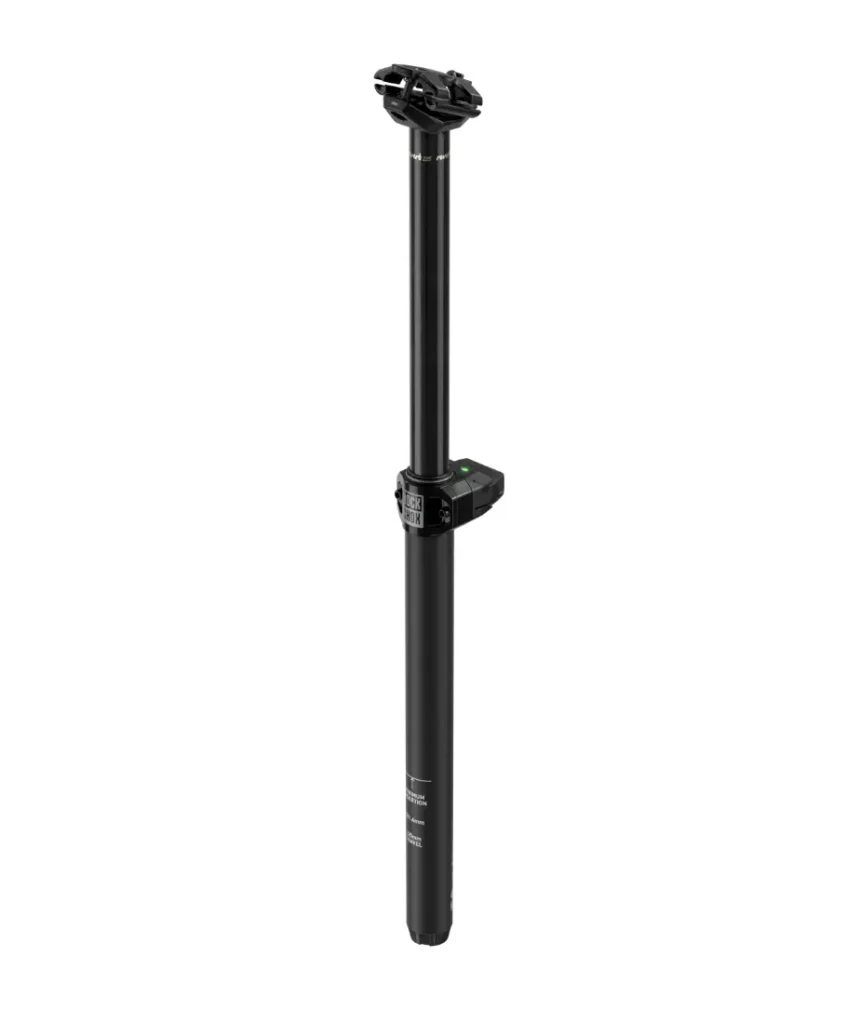 El RockShox Reverb AXS es un elegante poste de asiento telescópico para bicicleta de color negro con un interruptor de control incorporado, perfecto para los entusiastas de la MTB que buscan ajustes aire sobre aire sin esfuerzo para personalizar la altura del asiento de su bicicleta.