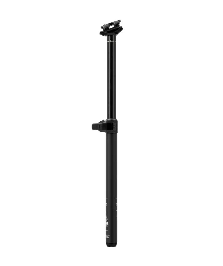 La tija telescópica negra RockShox Reverb AXS, con tecnología Air-Over-Air, tiene una palanca de ajuste cerca de la parte superior, perfecta para los entusiastas del MTB.