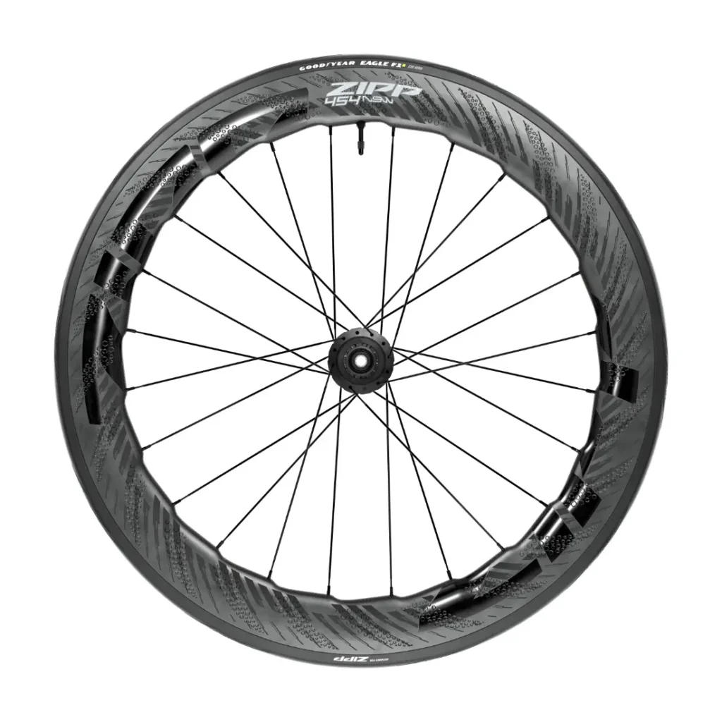 Una rueda de bicicleta Zipp 2026 de fibra de carbono con radios negros y un borde estampado, diseñada para ayudarte a rodar más rápido, vista de lado contra un fondo blanco.