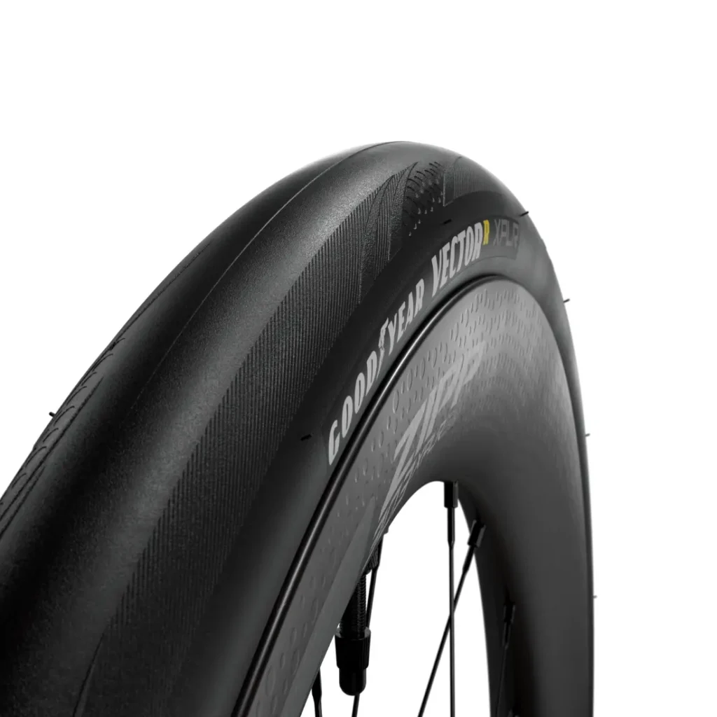 Vista de cerca de una llanta de bicicleta Goodyear Vector montada en una rueda de carbono Zipp 2026, que muestra el dibujo de la banda de rodadura y la marca en la pared lateral, diseñada para rodar más rápido en cada viaje.