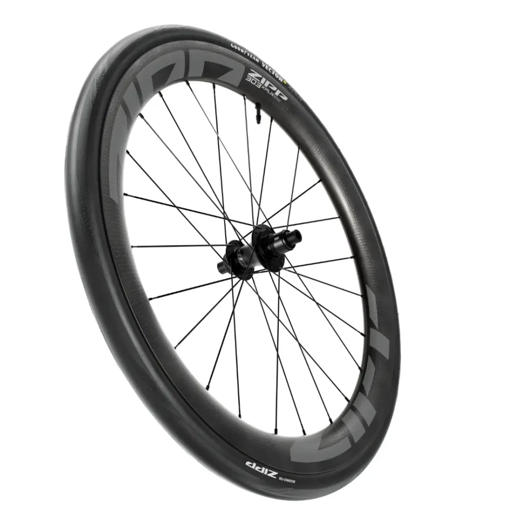 Una rueda de bicicleta de carbono Zipp 808 Firecrest con radios negros y calcomanías blancas, mostrada en ángulo sobre un fondo blanco, diseñada para rodar más rápido y lista para la innovación de Zipp 2026.