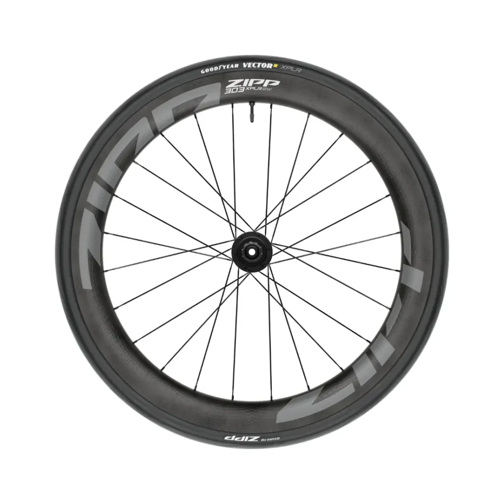 Rueda de bicicleta de fibra de carbono con radios negros y neumático Goodyear Vector Sport, vista lateral sobre fondo blanco. El diseño Zipp 2026 te ayuda a rodar más rápido en cada salida.