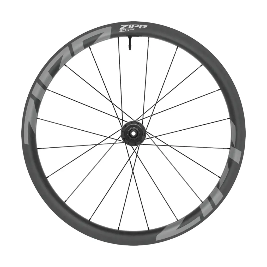 Una rueda de bicicleta de carbono Zipp 303 S con radios negros y un buje de freno de disco, diseñada para ayudarte a rodar más rápido, vista de lado sobre un fondo blanco.