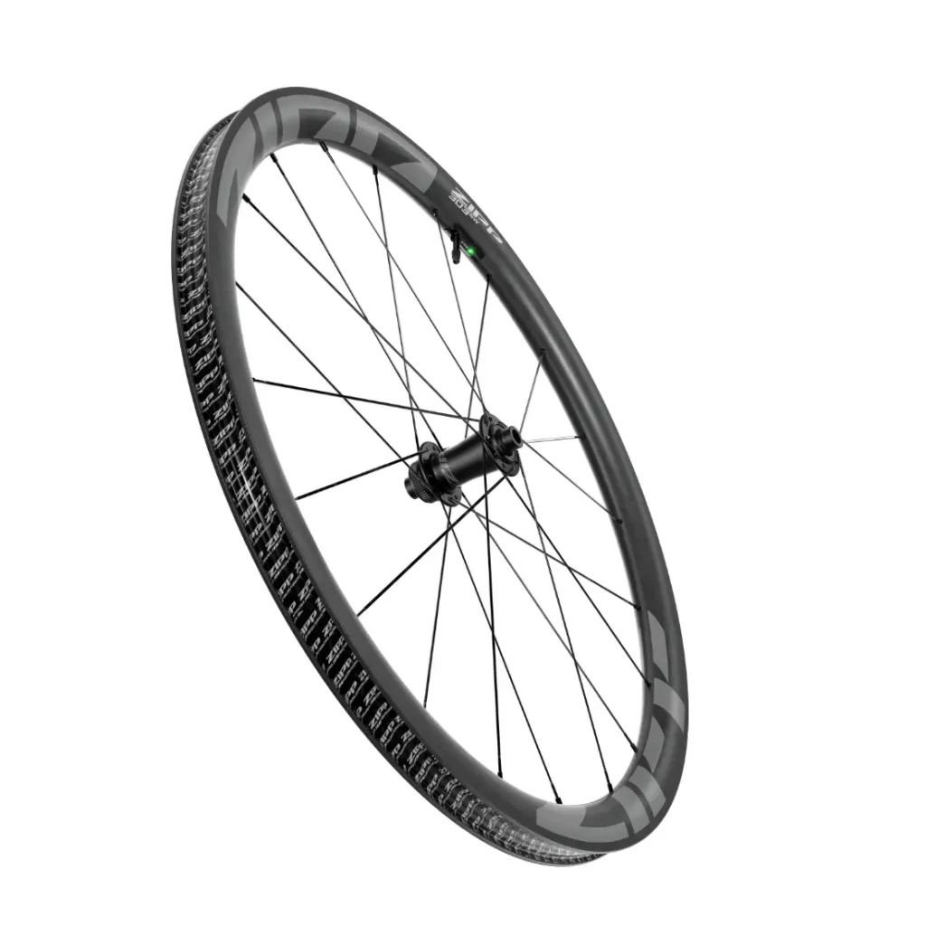 Una sola rueda de bicicleta Zipp 2026 de fibra de carbono con radios negros y llanta estampada, diseñada para rodar más rápido, aislada sobre un fondo blanco.