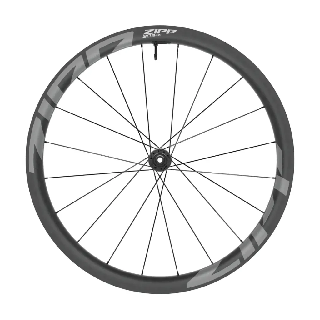Una rueda de bicicleta de fibra de carbono Zipp 303 Firecrest con radios negros, vástago de válvula y marca gris en la llanta, diseñada para ayudarte a rodar más rápido con un rendimiento avanzado para los modelos Zipp 2026.