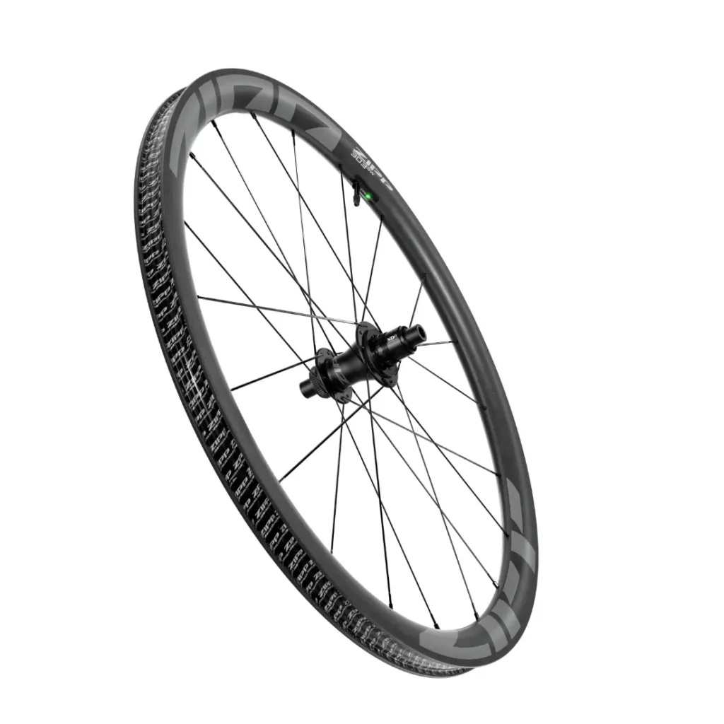 Una sola rueda de bicicleta negra con llanta de fibra de carbono, radios y un buje central, diseñada para ayudarte a rodar más rápido, mostrada sobre un fondo blanco.
