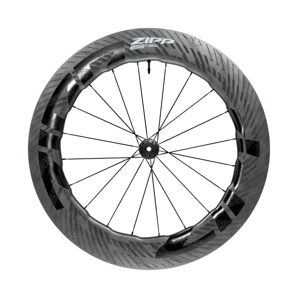 Una rueda de bicicleta de fibra de carbono de alto perfil con radios negros y un logotipo Zipp 858 NSW en la llanta, diseñada para ayudarte a rodar más rápido con tecnología innovadora.