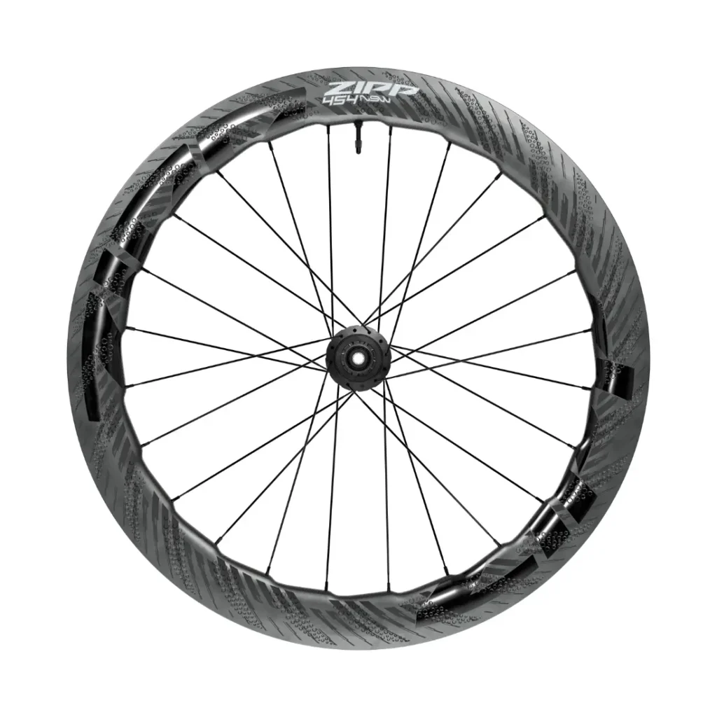 Una rueda de bicicleta de fibra de carbono Zipp 2026 con radios negros y la marca Zipp, diseñada para ayudarte a rodar más rápido, se ve desde el frente sobre un fondo blanco.