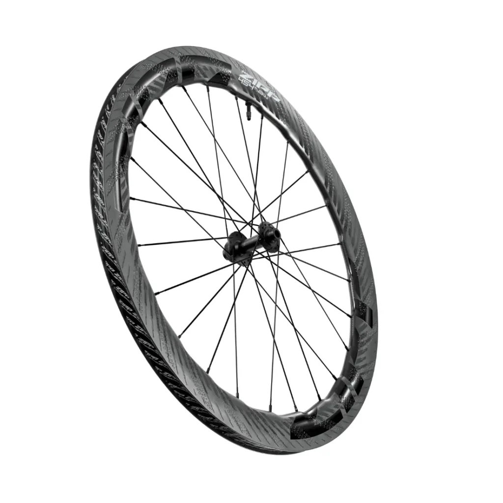 Una rueda de bicicleta de fibra de carbono Zipp 2026 con una llanta aerodinámica de sección profunda y radios negros, diseñada para ayudarte a rodar más rápido, que se muestra aislada sobre un fondo blanco.